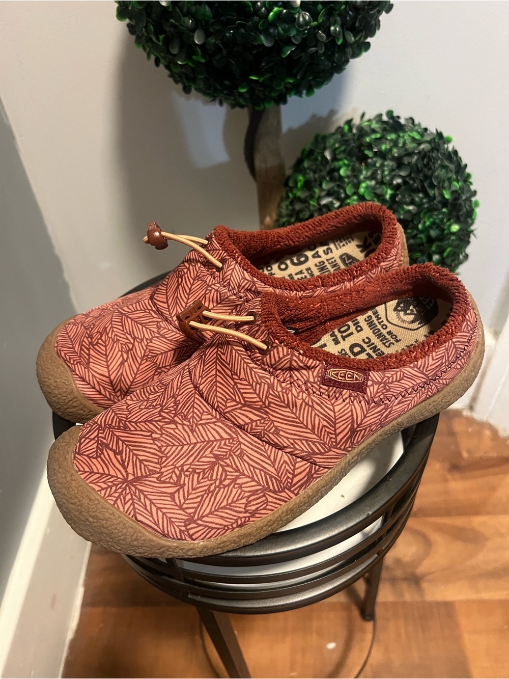 KEEN Howser III Women’s Slip  Maroon/Brown Cushioned US 7.5